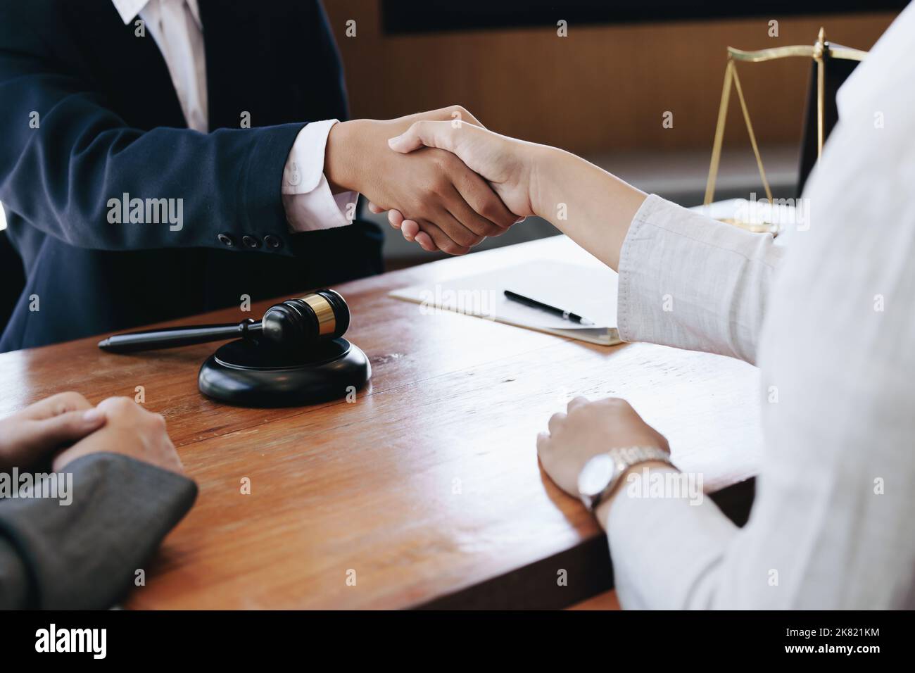 Lawyers shake hands to make Keating for clients Stock Photo