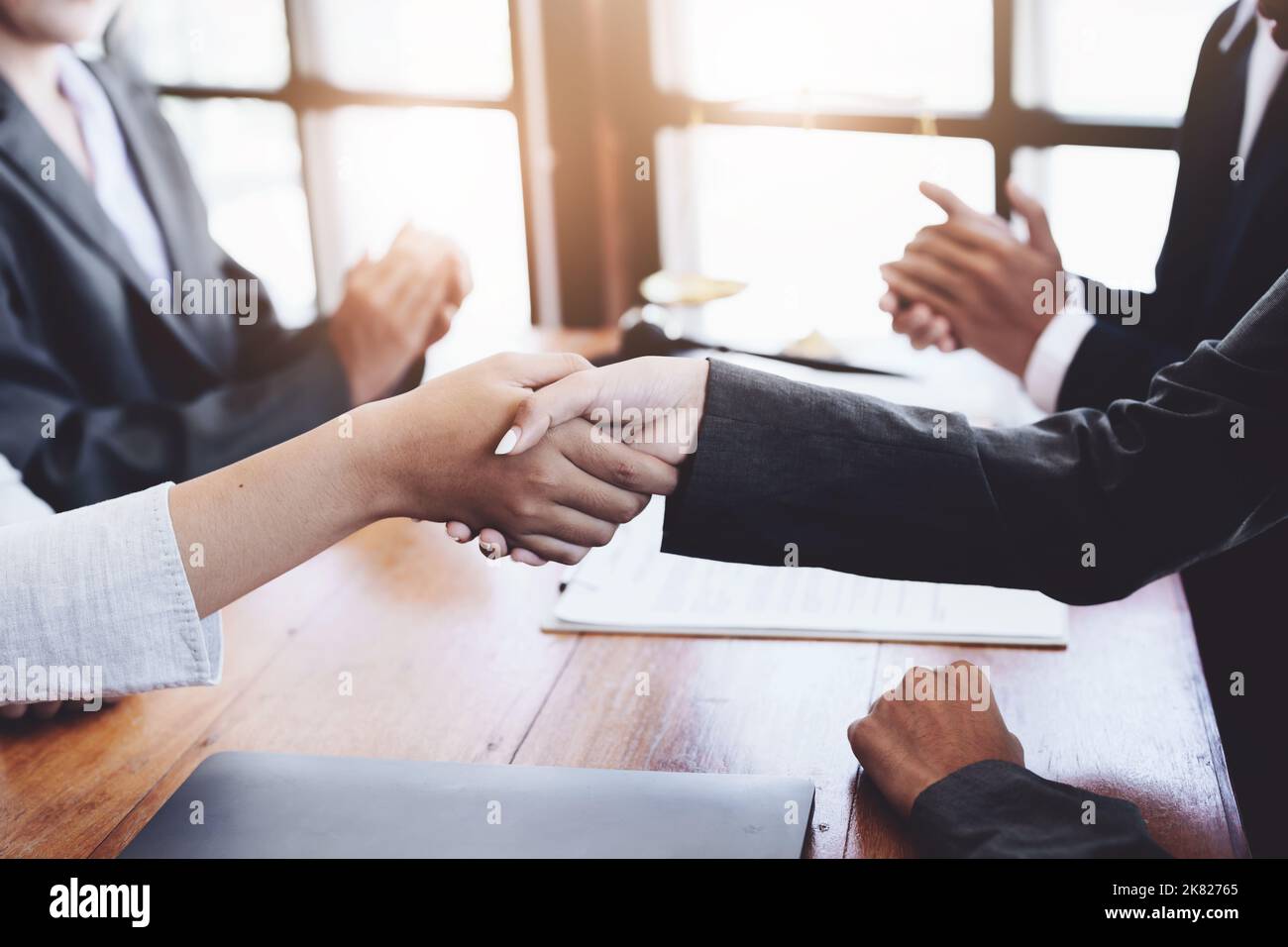 Lawyers shake hands to make Keating for clients Stock Photo