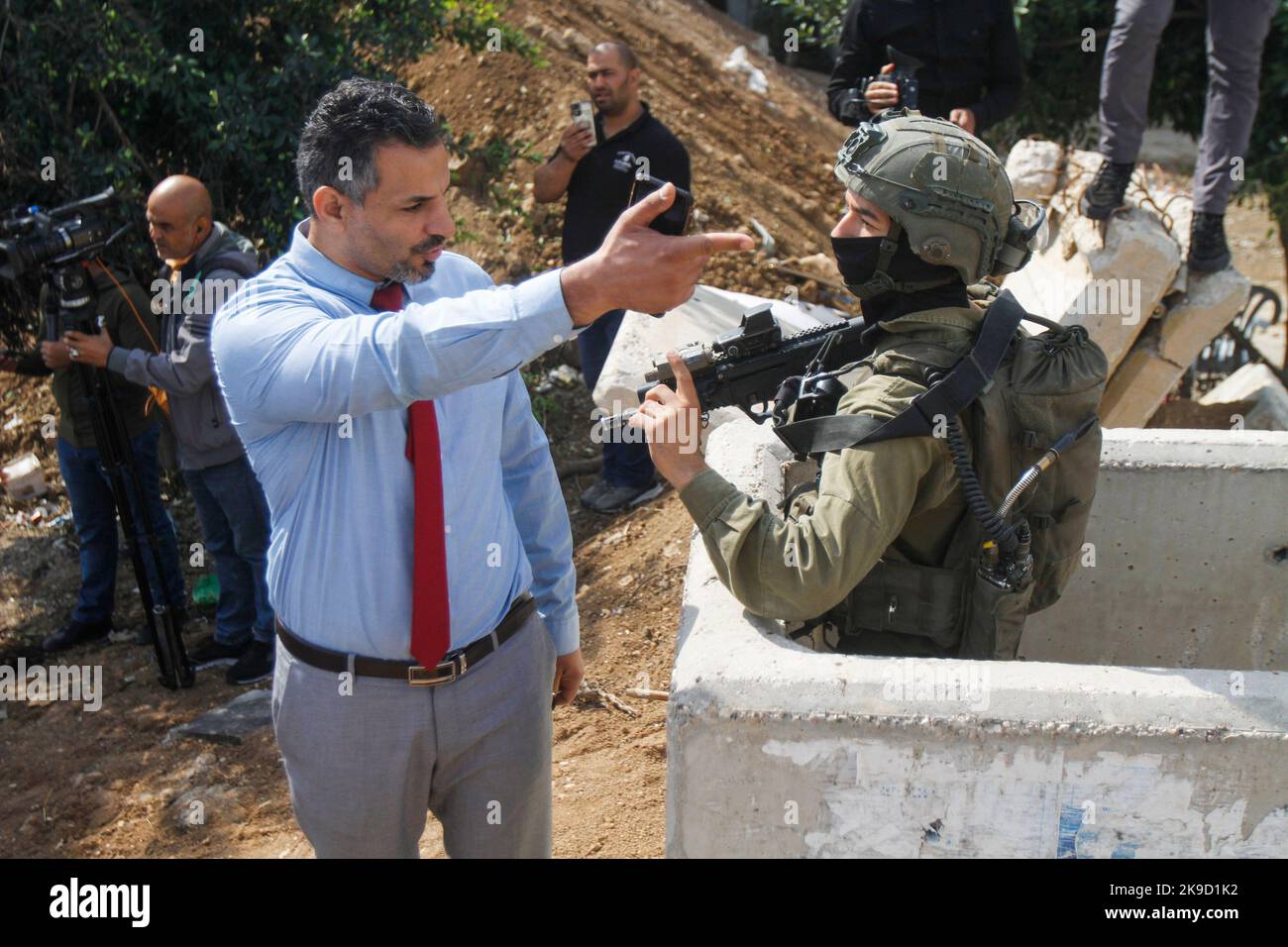 Nablus, Palestine. 26th Oct, 2022. A member from diplomatic who delegation consisting of 17 countries that recognize Palestine argues with an Israeli soldier while guarding at an Israeli checkpoint erected at the entrances to the West Bank city of Nablus to learn about the suffering of the Palestinian people at these checkpoints. Residents of the city said that these checkpoints are closed for the seventeenth consecutive day by the Israeli army. Credit: SOPA Images Limited/Alamy Live News Stock Photo