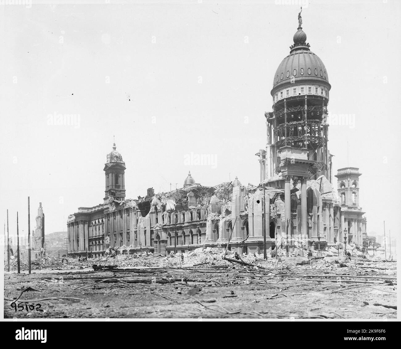 Chadwick, H. D., Photographer - San Francisco Earthquake of 1906, San Francisco City Hall and dome at McAllister Street and Van Ness Avenue Stock Photo