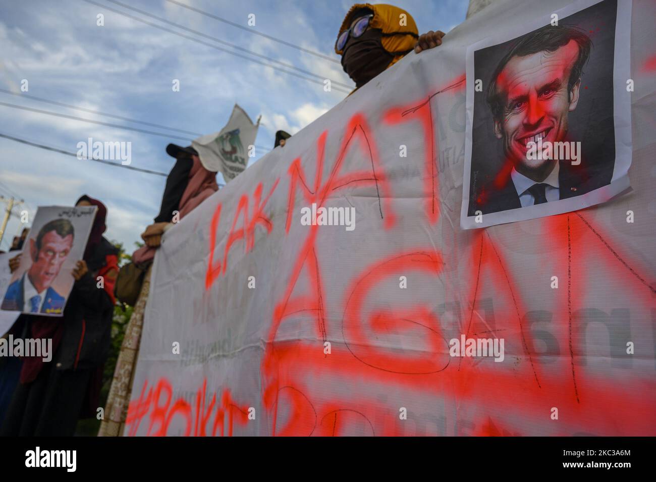 Activists from the Indonesia Muslim Student Action Unit (KAMMI) Palu carrying posters of French President Emmanuel Macron during a demonstration in Palu, Central Sulawesi Province, Indonesia on November 4, 2020. Protesters criticize and protest French President Emmanuel Macron's statement which is deemed insulting to Islam and the Prophet Muhammad SAW and called for a boycott of products made in the country. (Photo by Basri Marzuki/NurPhoto) Stock Photo