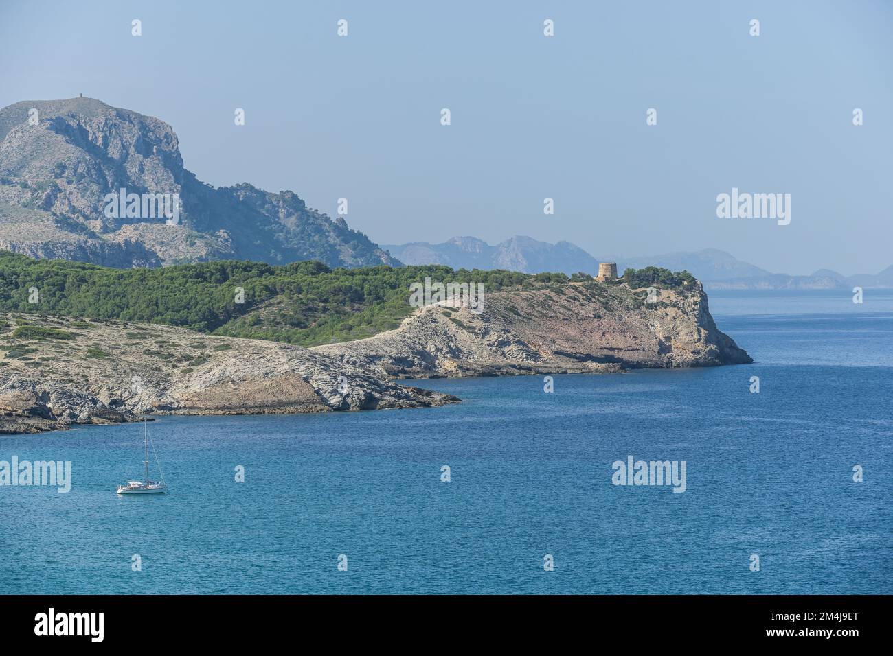 Felsküste westlich von Cala Torta, Turm von Aubarca, Mallorca, Spanien Stock Photo