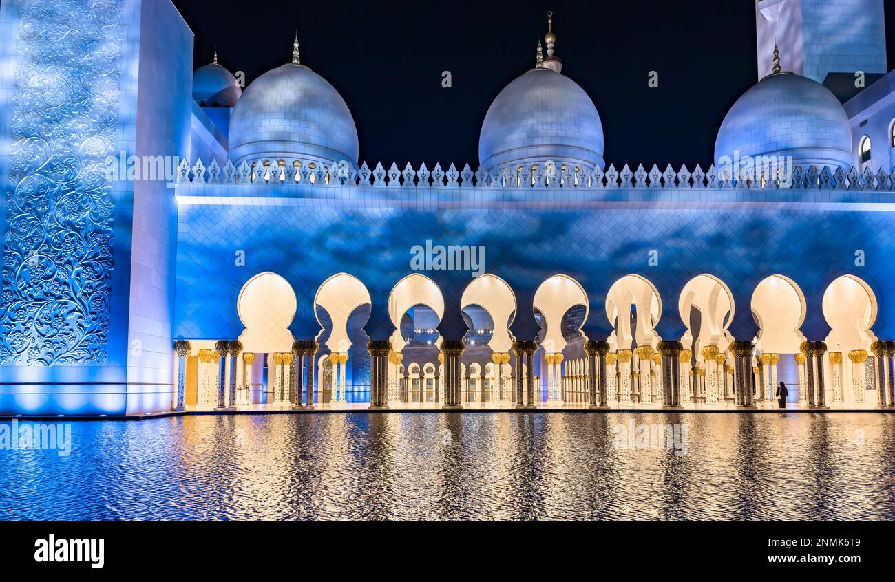 The Sheikh Zayed Grand Mosque at night, in Abu Dhabi, United Arab Emirates Stock Photo