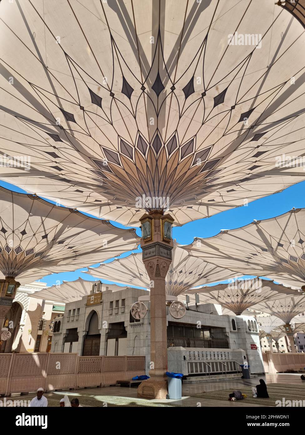 Madinah, Saudi Arabia - February 25, 2023: Muslim pilgrims visiting the beautiful An-Nabawi Mosque, the Prophet mosque which has great architecture du Stock Photo