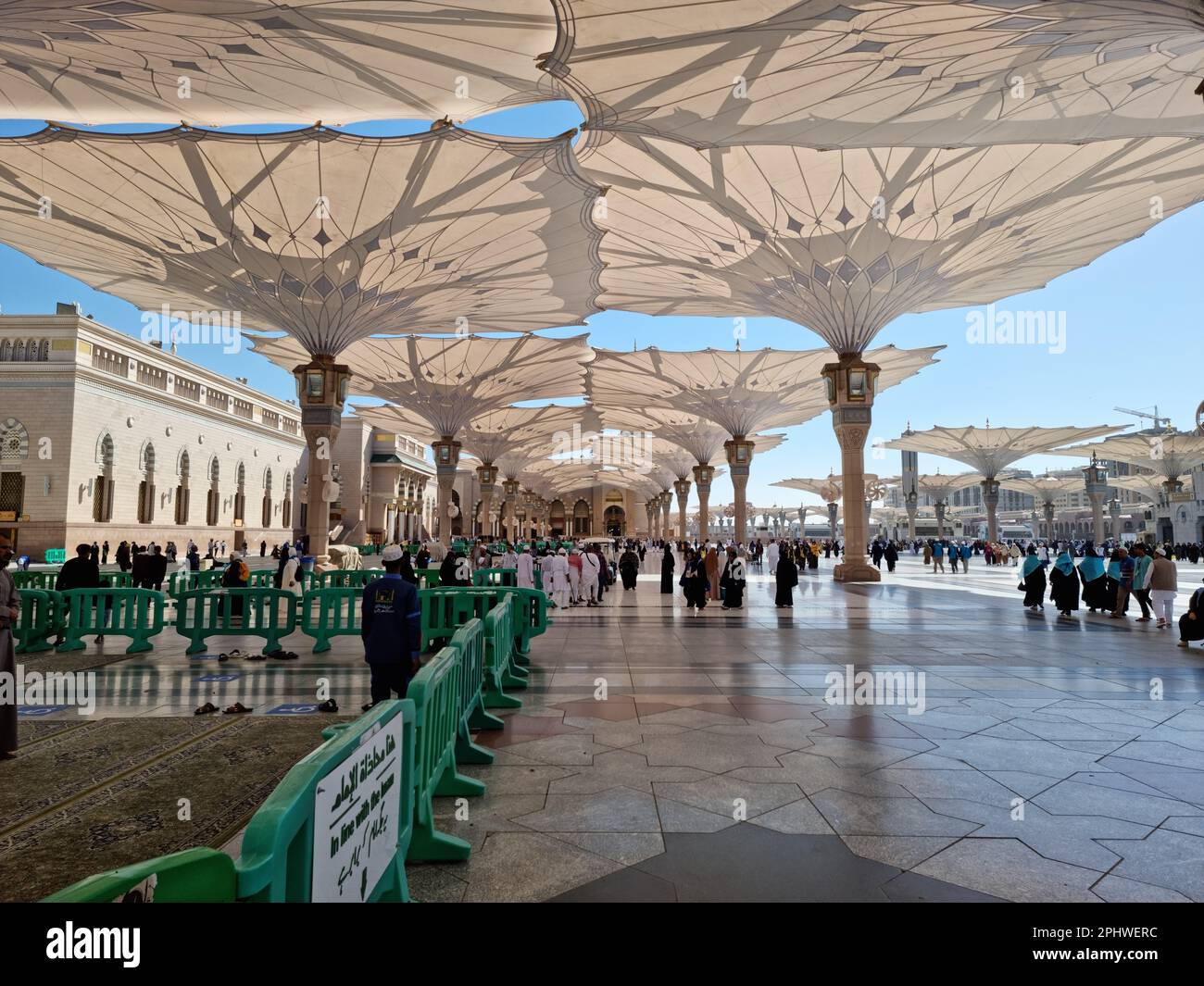 Madinah, Saudi Arabia - February 25, 2023: Muslim pilgrims visiting the beautiful An-Nabawi Mosque, the Prophet mosque which has great architecture du Stock Photo