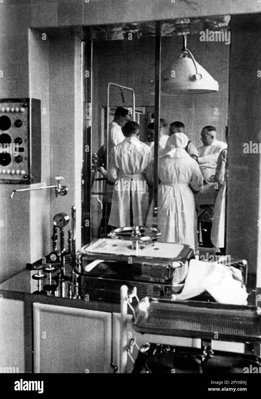 View from the sterilization room into the operating room. Photo: Fosch ...