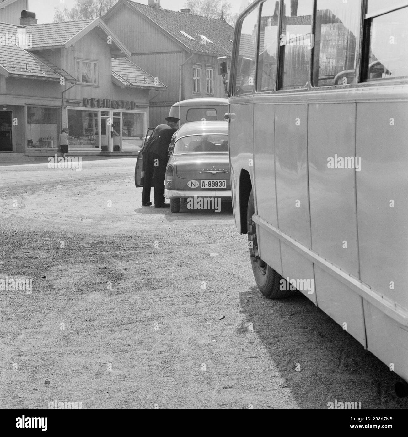 Actual 25-9-1960: Alcohol on the wheel Every day, 6 Norwegians are put in prison because they defy the law and drive drunk. Every year, the police demand the return of 1,900 driving licenses because the owners abused the trust the community placed in them. But every year and every day there are still reckless, life-threatening drivers who do not get their license revoked, who do not receive the punishment they deserve. Because they are not arrested, because they are not reported by you and me.  Photo: Aage Storløkken / Aktuell / NTB ***PHOTO NOT IMAGE PROCESSED*** Stock Photo