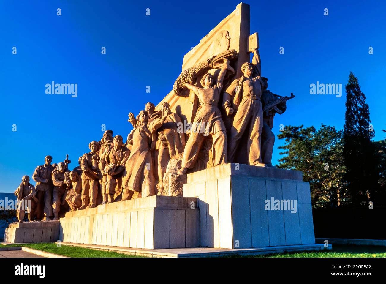 Revolutionary statue at the Mausoleum of Mao Zedong, Tiananmen Square, Beijing, China Stock Photo