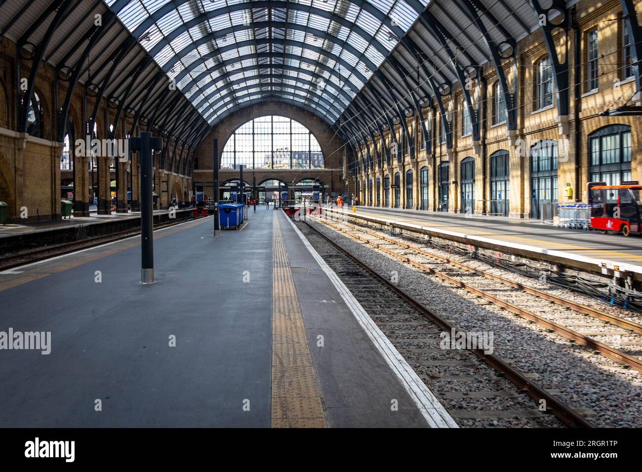 Piccadilly line kings hi-res stock photography and images - Alamy