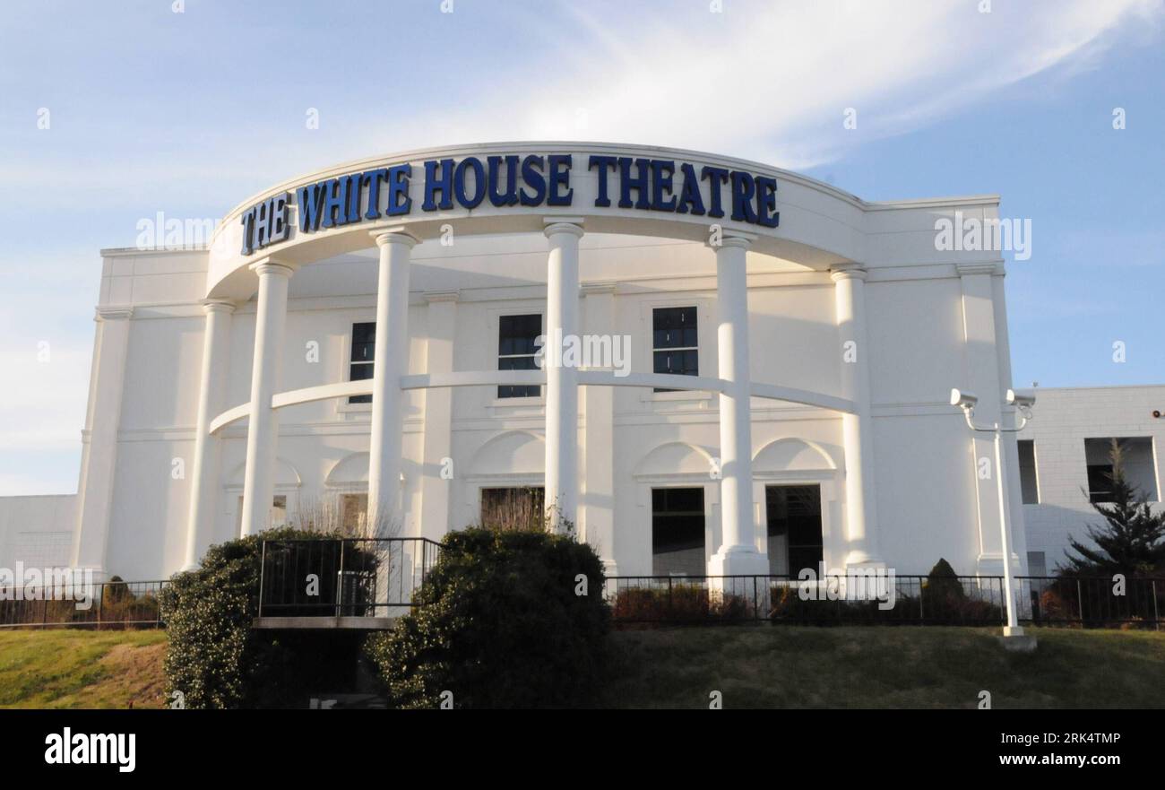 Bildnummer: 53665942  Datum: 13.12.2009  Copyright: imago/Xinhua Photo taken on Dec. 13, 2009 shows the White House Theater in Branson, Missouri, the United States. China Heaven Creation officially took over the White House Theater on Monday. (Xinhua/Hu Guangyao) (zw) (3)U.S.-BRANSON-CHINA-THEATER-TAKEOVER PUBLICATIONxNOTxINxCHN  Theater kbdig xub 2009 quer o0 Gebäude außen USA o00 Außenansicht    Bildnummer 53665942 Date 13 12 2009 Copyright Imago XINHUA Photo Taken ON DEC 13 2009 Shows The White House Theatre in Branson Missouri The United States China Heaven Creation officially took Over Th Stock Photo