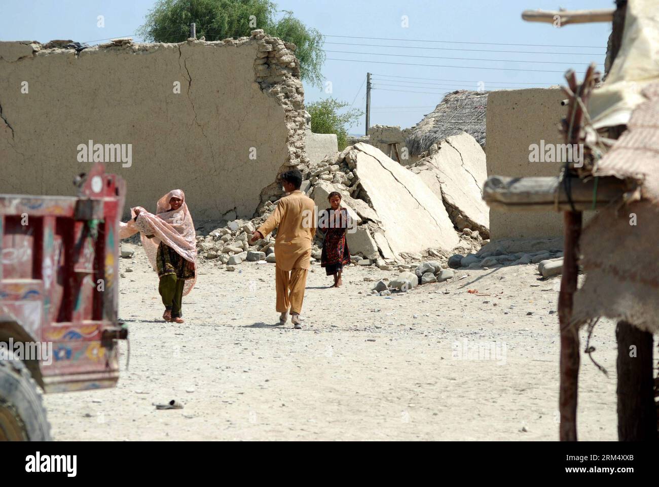 Bildnummer: 60531775  Datum: 26.09.2013  Copyright: imago/Xinhua (130926) -- AWARAN, Sept. 26, 2013 (Xinhua) -- Pakistani survivors walk past debris of destroyed houses at Labach area, in the earthquake-devastated district of Awaran in southwest Pakistan s Balochistan province, Sept. 26, 2013. A total of 355 have been killed and 619 others injured in the 7.7-maganitude earthquake that rocked Balochistan province on Tuesday afternoon, according to a press briefing released by Pakistan s National Disaster Management Authority (NDMA) on Thursday evening. (Xinhua/Asad) PAKISTAN-AWARAN-EARTHQUAKE-D Stock Photo