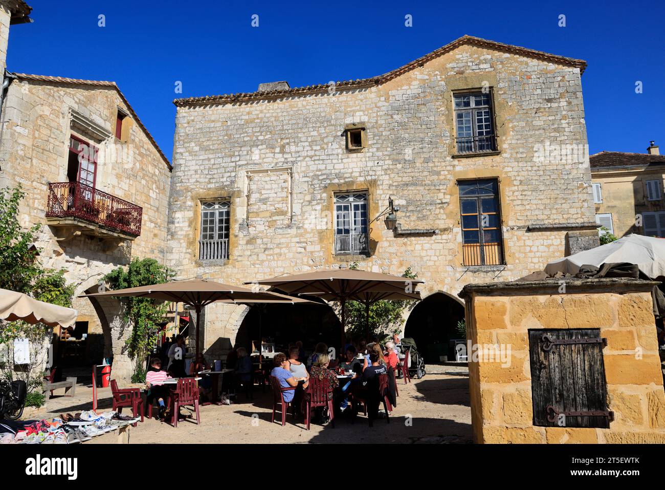 Market in the bastide town of Monpazier. Market day on the Place des Cornières (central square) of the bastide town of Monpazier in Périgord. The hist Stock Photo