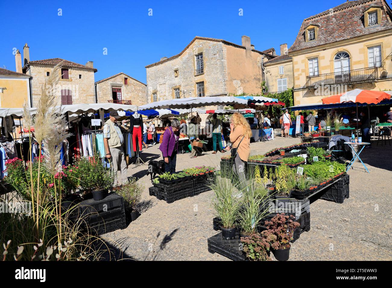 Market in the bastide town of Monpazier. Market day on the Place des Cornières (central square) of the bastide town of Monpazier in Périgord. The hist Stock Photo