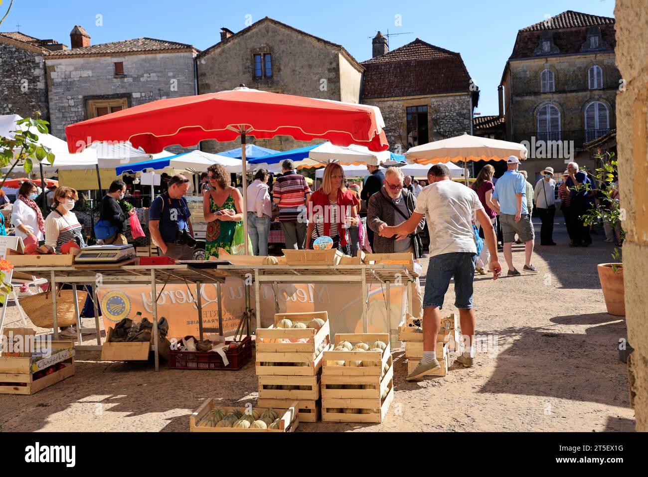 Market in the bastide town of Monpazier. Market day on the Place des Cornières (central square) of the bastide town of Monpazier in Périgord. The hist Stock Photo