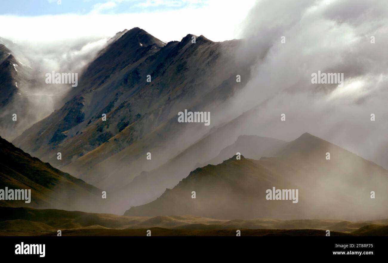 The Two Thumb Range. South Canterbury. NZ, Mountain ranges are usually segmented by highlands or mountain passes and valleys. Individual mountains within the same mountain range do not necessarily have the same geologic structure or petrology Stock Photo