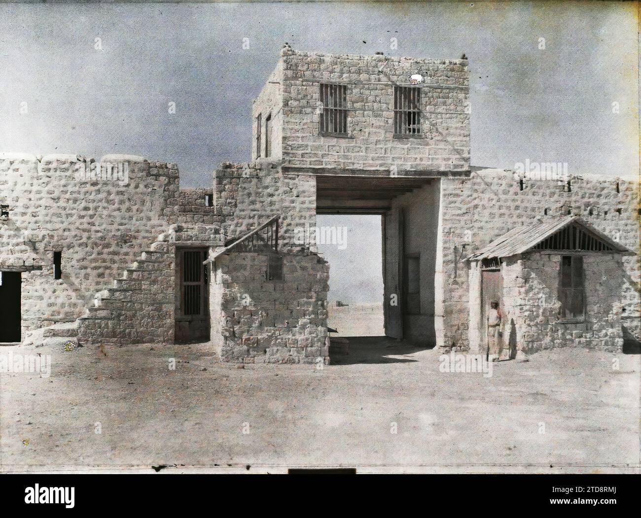 Yanbu, Arabia Medina Gate, Bab al-Madina, Habitat, Architecture, Human Beings, Guard Post, Fortified Architecture, Gate, Rampart, Man, Arabia, Yambo, the medicine gate, Yanbu al-Bahr, 08/04/1918 - 08/04/1918, Castelnau, Paul, 1918 - Middle East, Egypte, Palestine, Chypre - Paul Castelnau (Photographic section of the army) - (9 January-6 October), Autochrome, photo, Glass, Autochrome, photo, Positive, Horizontal, Size 9 x 12 cm Stock Photo