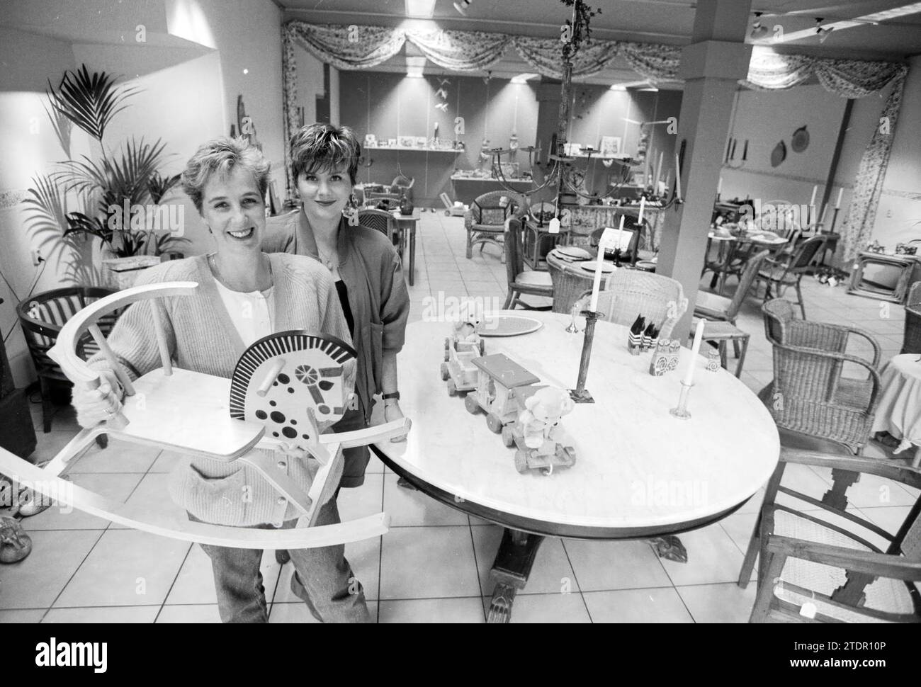 Interior de Beste, Barrevoetenstraat, Haarlem, Barrevoetestraat, The Netherlands, 05-01-1992, Whizgle News from the Past, Tailored for the Future. Explore historical narratives, Dutch The Netherlands agency image with a modern perspective, bridging the gap between yesterday's events and tomorrow's insights. A timeless journey shaping the stories that shape our future Stock Photo