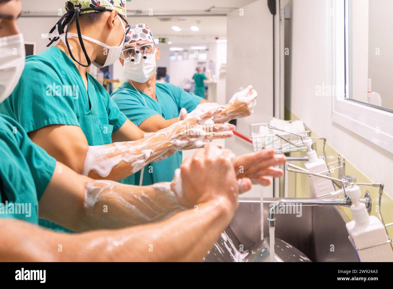 Surgeons washing hands in hospital Stock Photo - Alamy