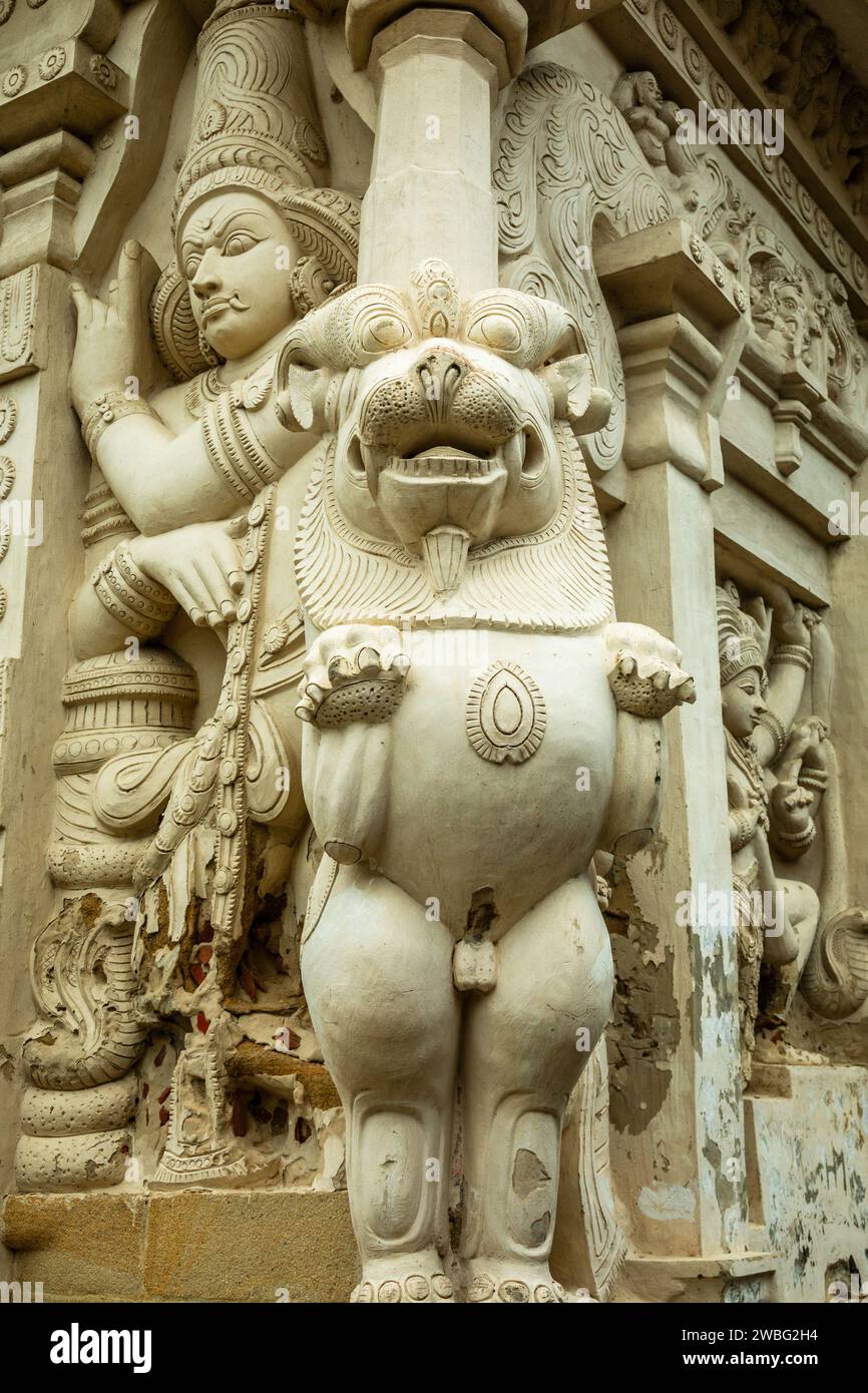 Kailasanathar temple ancient idol statues decoration, Kanchipuram, Tondaimandalam region, Tamil Nadu, South India Stock Photo