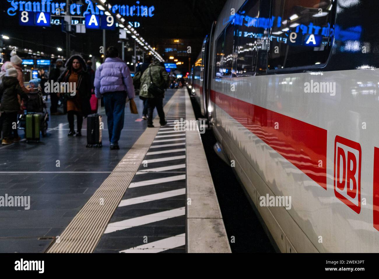 Frankfurt Die Lokfuehrergewerkschaft GDL Gewerkschaft Deutscher Lokomotivfuehrer. hat zu einem weiter mehrtaegigen Streik im deutschen Bahnverkehr aufgerufen, 25.01.2024, Frankfurt am main. Eine ICE steht am Hauptbahnhof in Frankfurt, Die Lokfuehrergewerkschaft GDL Gewerkschaft Deutscher Lokomotivfuehrer. hat zu einem weiter mehrtaegigen Streik im deutschen Bahnverkehr aufgerufen, 25.01.2024, Frankfurt am main. *** Frankfurt The train drivers union GDL Gewerkschaft Deutscher Lokomotivfuehrer has called for another multi-day strike in German rail traffic, 25 01 2024, Frankfurt am main An ICE tr Stock Photo