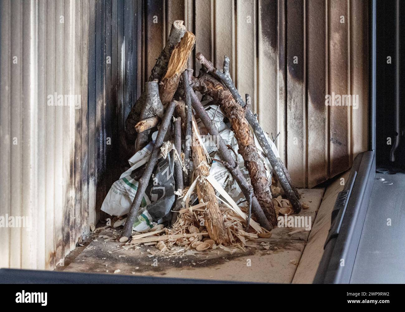 06.03.2024 / offene Feuerstelle im Haus, offener Kamin, Brennholz im Kamin, heizen mit Holz, Ofen vor dem Anheizen, Kaminofen vor dem Anzünden, Feuerraum *** 06 03 2024 open fireplace in the house, open fireplace, firewood in the fireplace, heating with wood, stove before lighting, stove before lighting, firebox Stock Photo