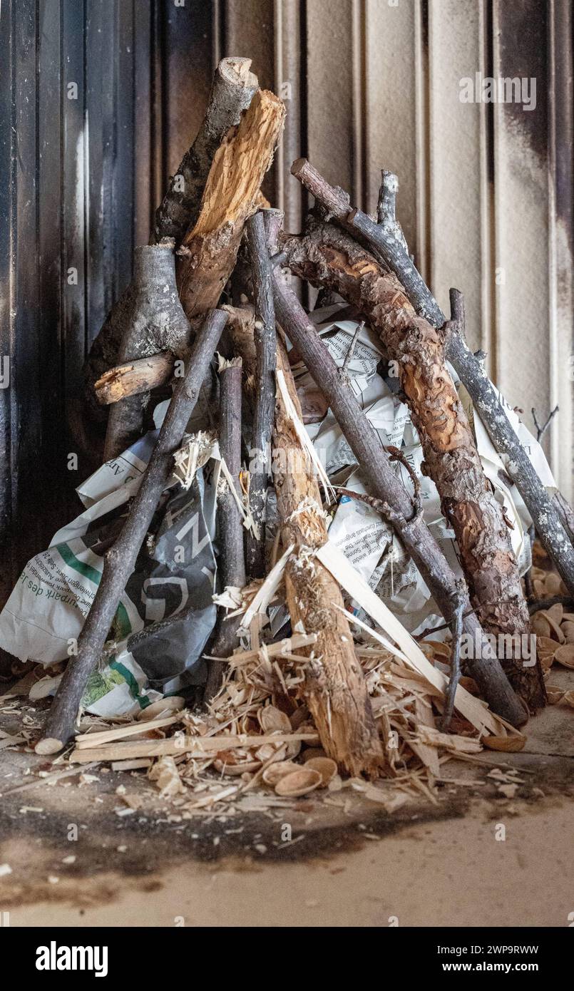 06.03.2024 / offene Feuerstelle im Haus, offener Kamin, Brennholz im Kamin, heizen mit Holz, Ofen vor dem Anheizen, Kaminofen vor dem Anzünden, Feuerraum *** 06 03 2024 open fireplace in the house, open fireplace, firewood in the fireplace, heating with wood, stove before lighting, stove before lighting, firebox Stock Photo