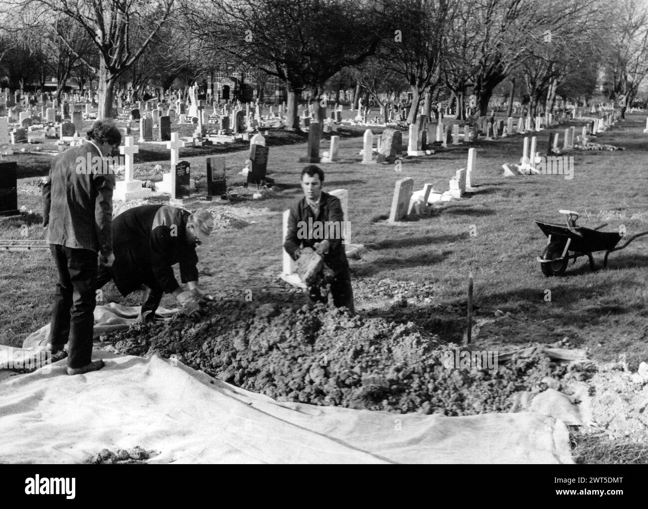 DIANA CARSON MURDER MYSTERY. DIANA CARSON'S BODY IS EXHUMED AT PORTSMOUTH CEMETRY, 1987 PIC MIKE WALKER 1987 Stock Photo