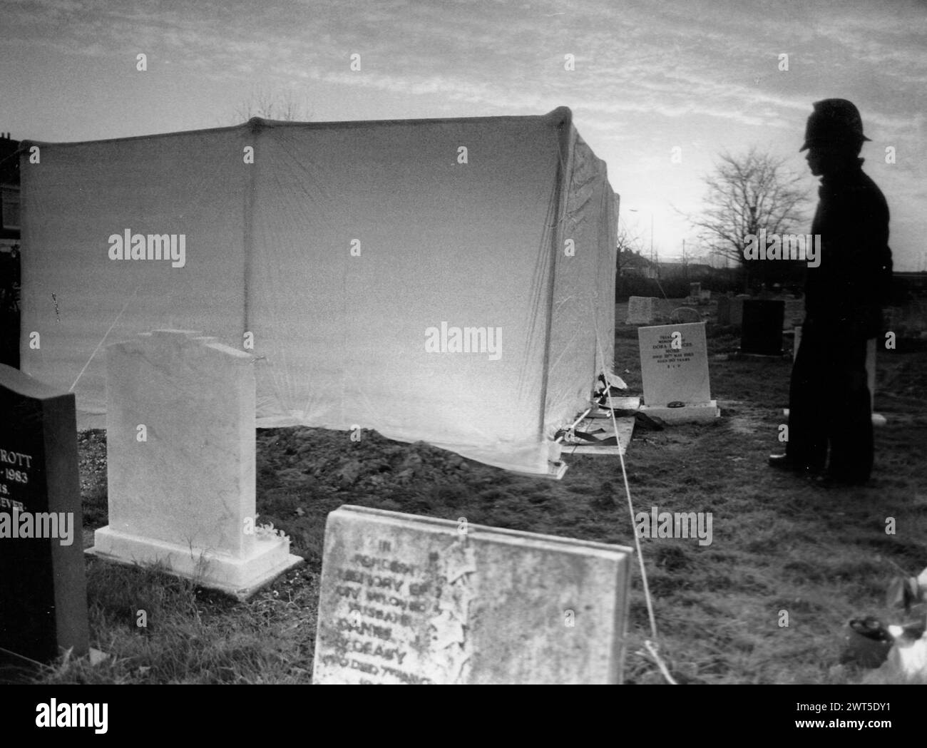 DIANA CARSON MURDER MYSTERY. DIANA CARSON'S BODY IS EXHUMED AT PORTSMOUTH CEMETRY, 1987 PIC MIKE WALKER 1987 Stock Photo