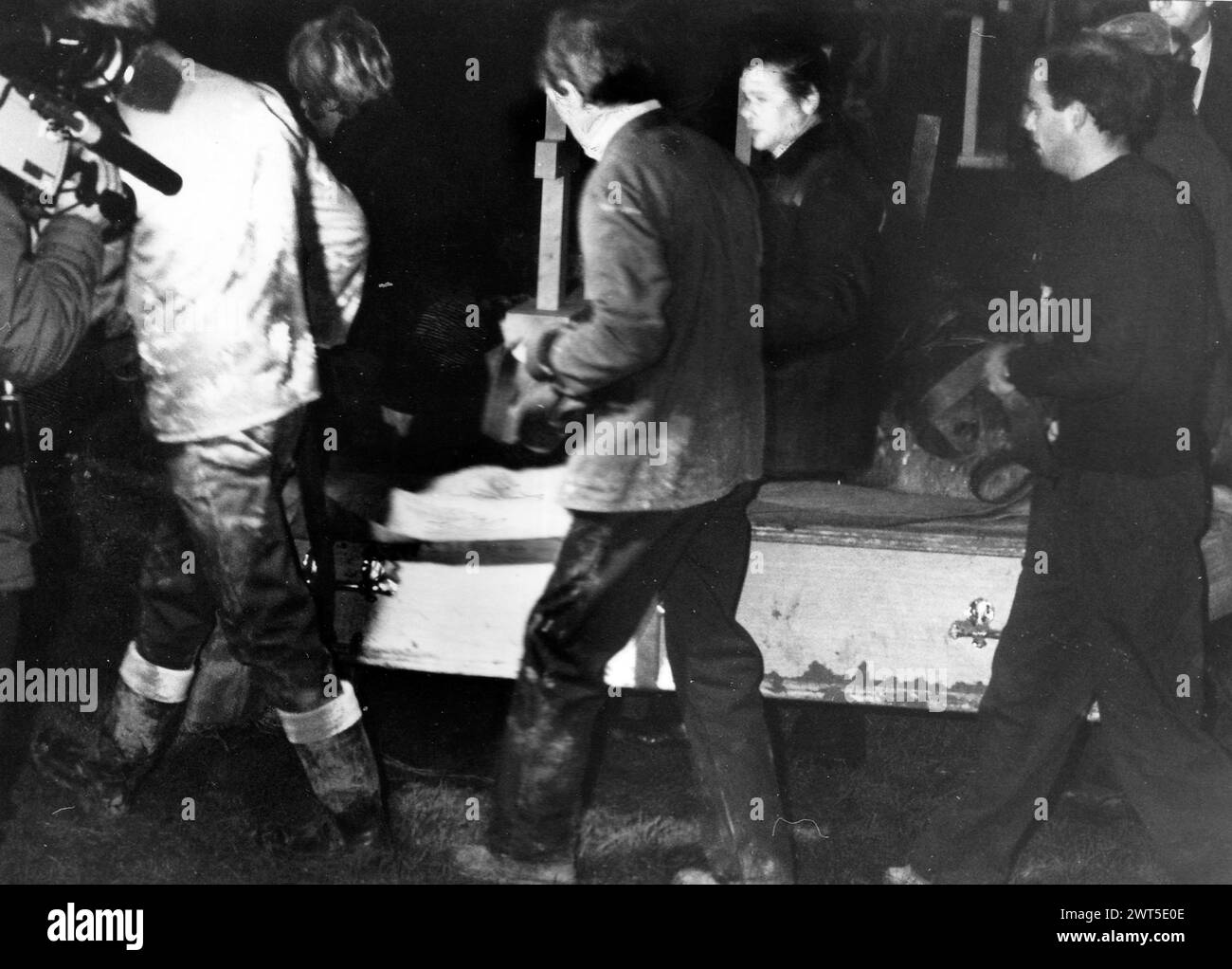 DIANA CARSON MURDER MYSTERY. DIANA CARSON'S BODY IS EXHUMED AT PORTSMOUTH CEMETRY, 1987 PIC MIKE WALKER 1987 Stock Photo