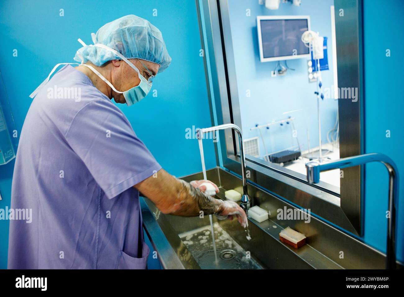 Surgeon washing hands, operating room. Hospital Policlinica Gipuzkoa ...