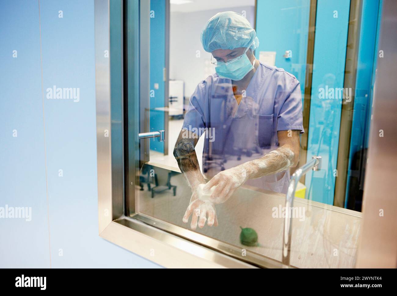 Surgeon washing hands, operating room. Hospital Policlinica Gipuzkoa ...