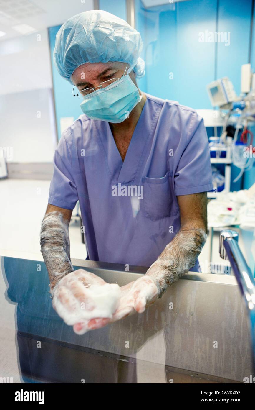 Surgeon washing hands, operating room. Hospital Policlinica Gipuzkoa ...