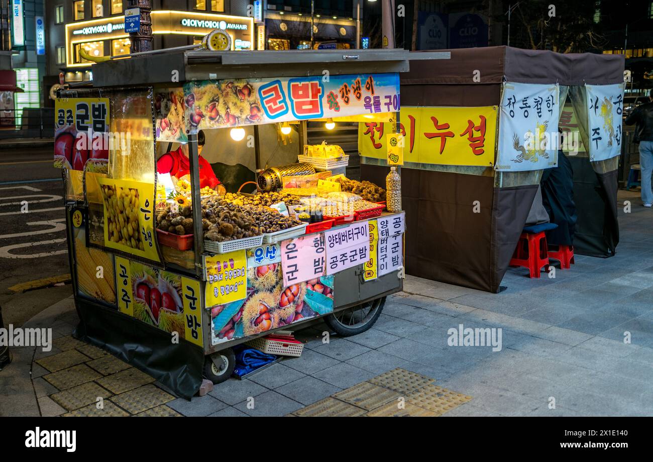 Streetfood venor on the streets of Seoul, South Korea in the evening Stock Photo