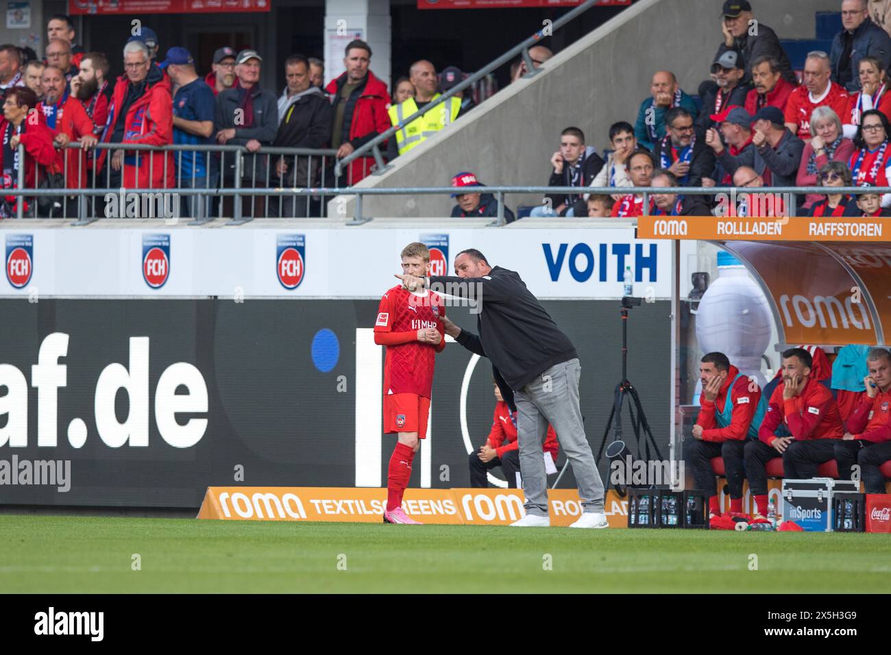 Football match, Jan-Niklas BESTE 1.FC Heidenheim left receives instructions on the sidelines from his coach Frank SCHMIDT 1. FC Heidenheim, football Stock Photo