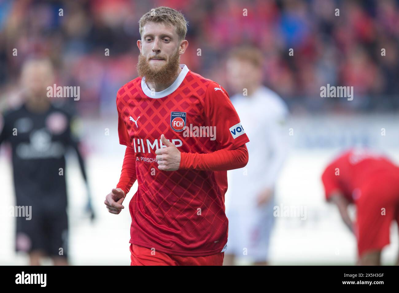 Football match, Jan-Niklas BESTE 1.FC Heidenheim running, pensive and at the same time focussed on the upcoming corner kick, Voith-Arena football Stock Photo