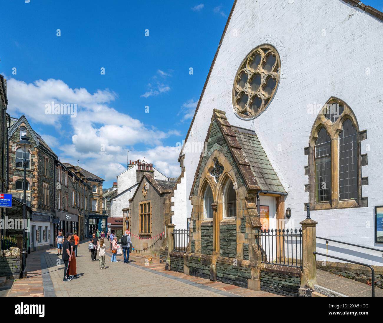 Churcdh and shops on Lake Road, Keswick, Lake District, Cumbria, UK Stock Photo