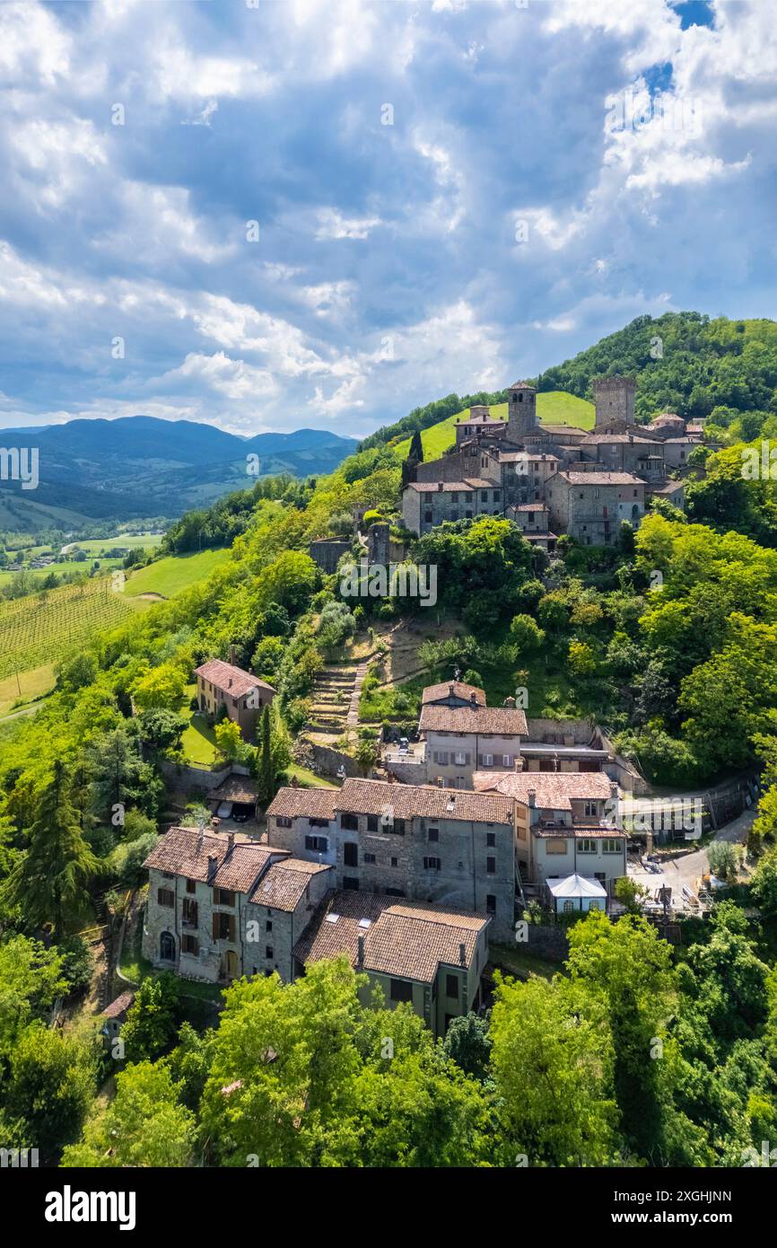 Aerial view of the medieval castle and village of Vigoleno. Piacenza district, Emilia-Romagna, Italy. Stock Photo