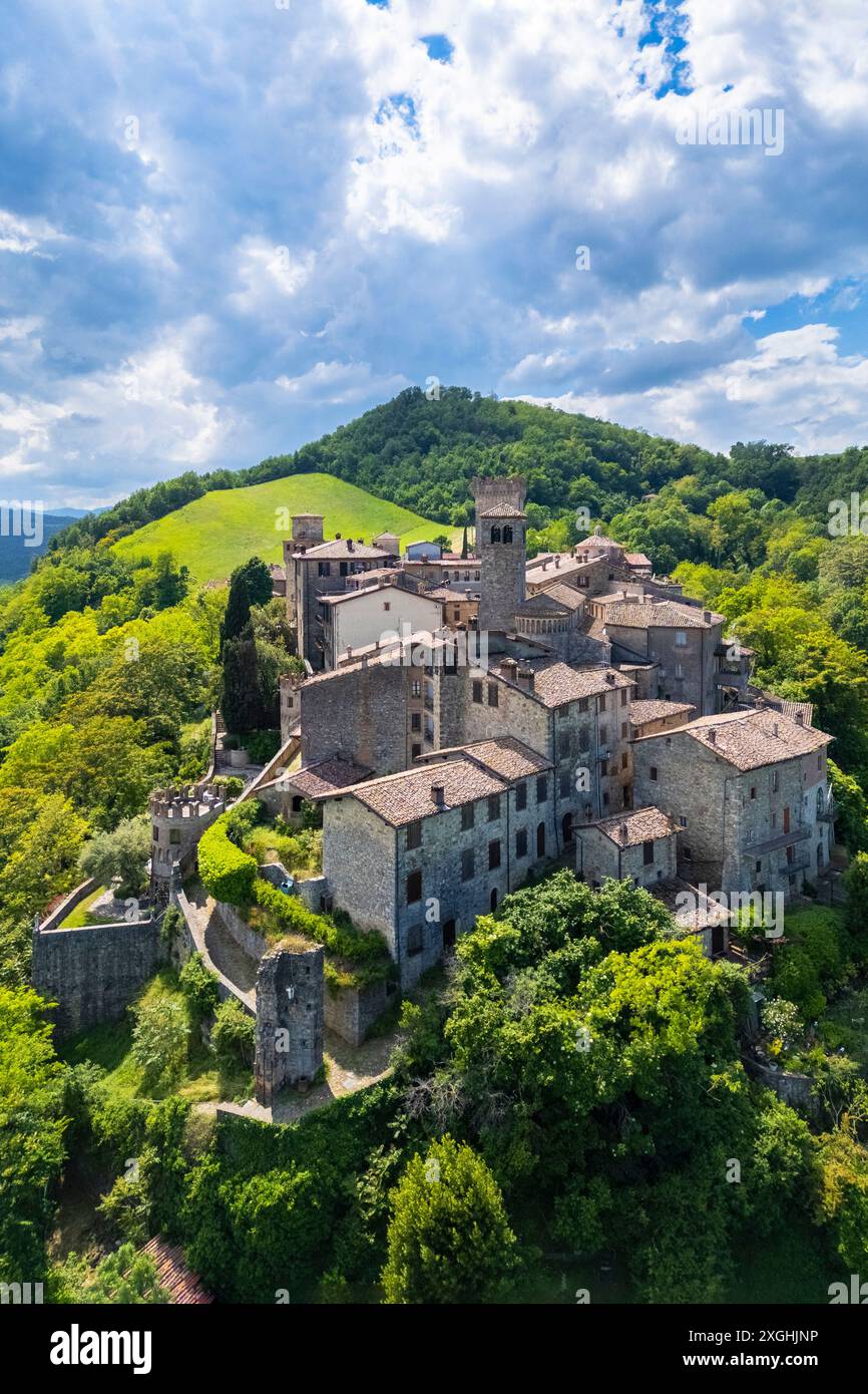 Aerial view of the medieval castle and village of Vigoleno. Piacenza district, Emilia-Romagna, Italy. Stock Photo