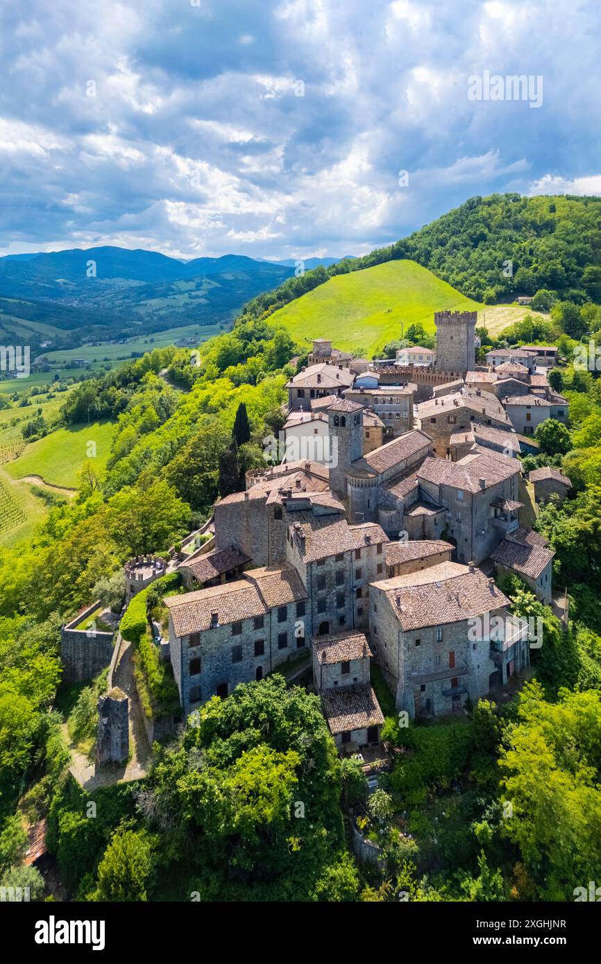 Aerial view of the medieval castle and village of Vigoleno. Piacenza district, Emilia-Romagna, Italy. Stock Photo