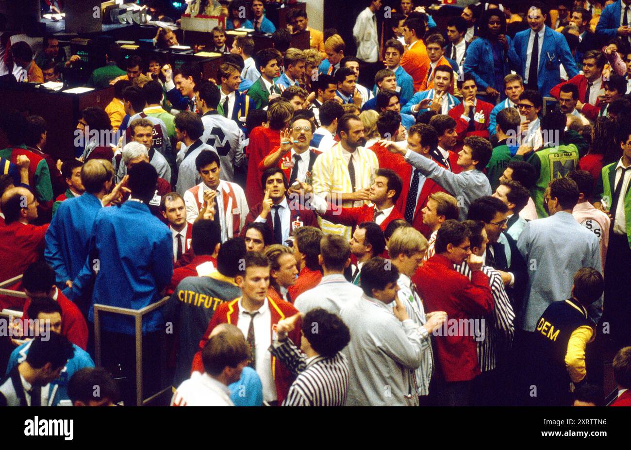 LIFFE, London International Financial Futures Exchange. This  was all pre-computer trading, and is where deals were struck, Derivatives, Options and Futures were bought and sold by shouting across the trading floor know at the 'Bear Pit' and frantic gesturing. They wore different coloured jackets so that colleagues could pick each other out in the frenzy of a days work. City of London, England 12th October 1990 1990s UK HOMER SYKES Stock Photo