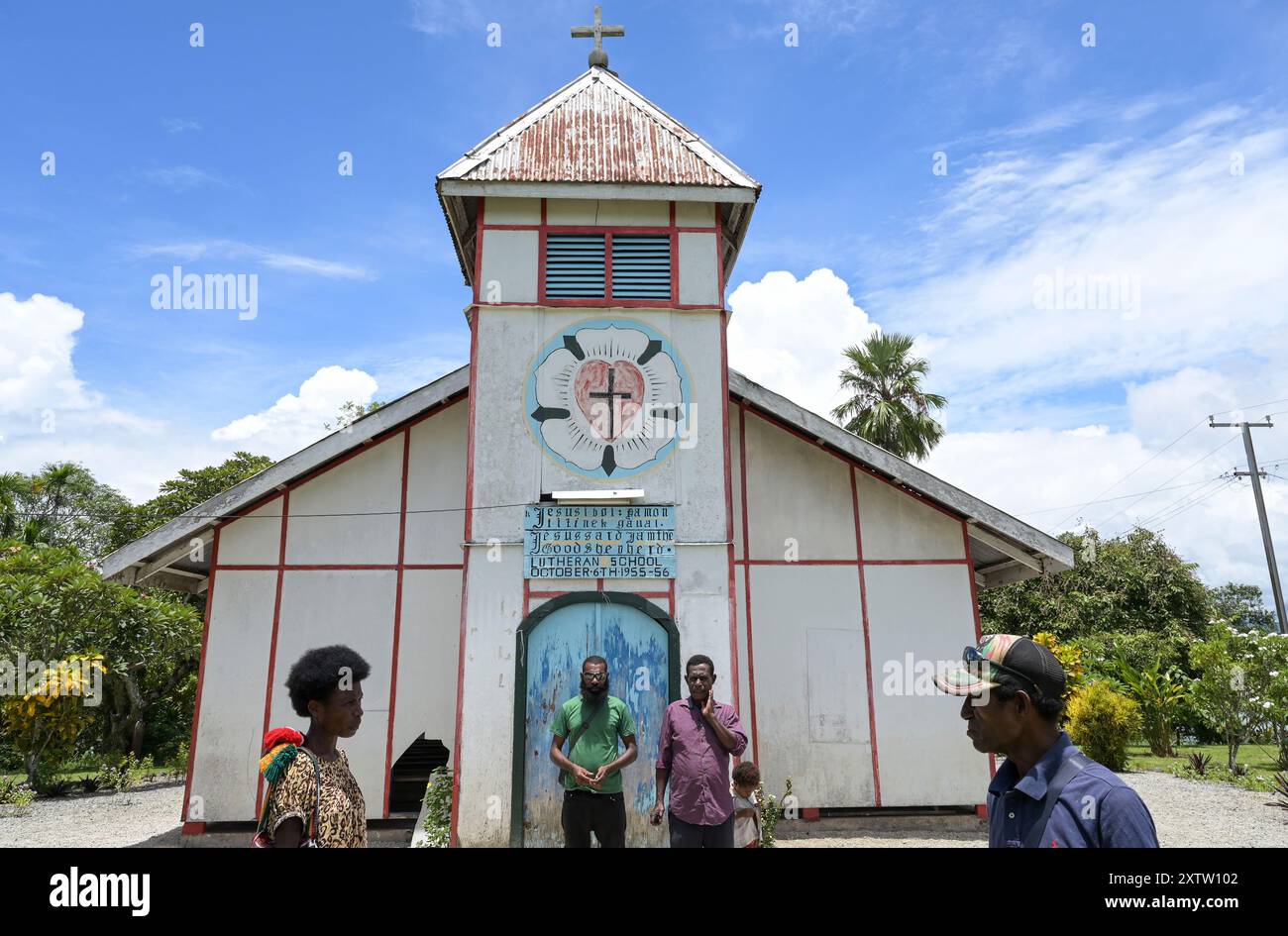 PAPUA NEW GUINEA, Madang, village Riwo, Good Shepherd Lutheran church, was built in 1955, most of the christian missions were started in the german colonial time / PAPUA NEUGUINEA, Madang, Dorf Riwo, lutherische Kirche, viele Missionen sind in der deutschen Kolonialzeit entstanden Stock Photo