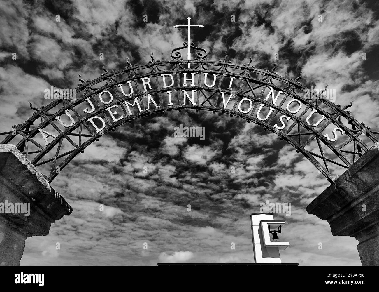 Wrought-iron portal at the entrance to the cemetery in Consdorf with the inscription 'Heute Wir, Morgen Ihr', Today we, tomorrow you, Black and white Stock Photo