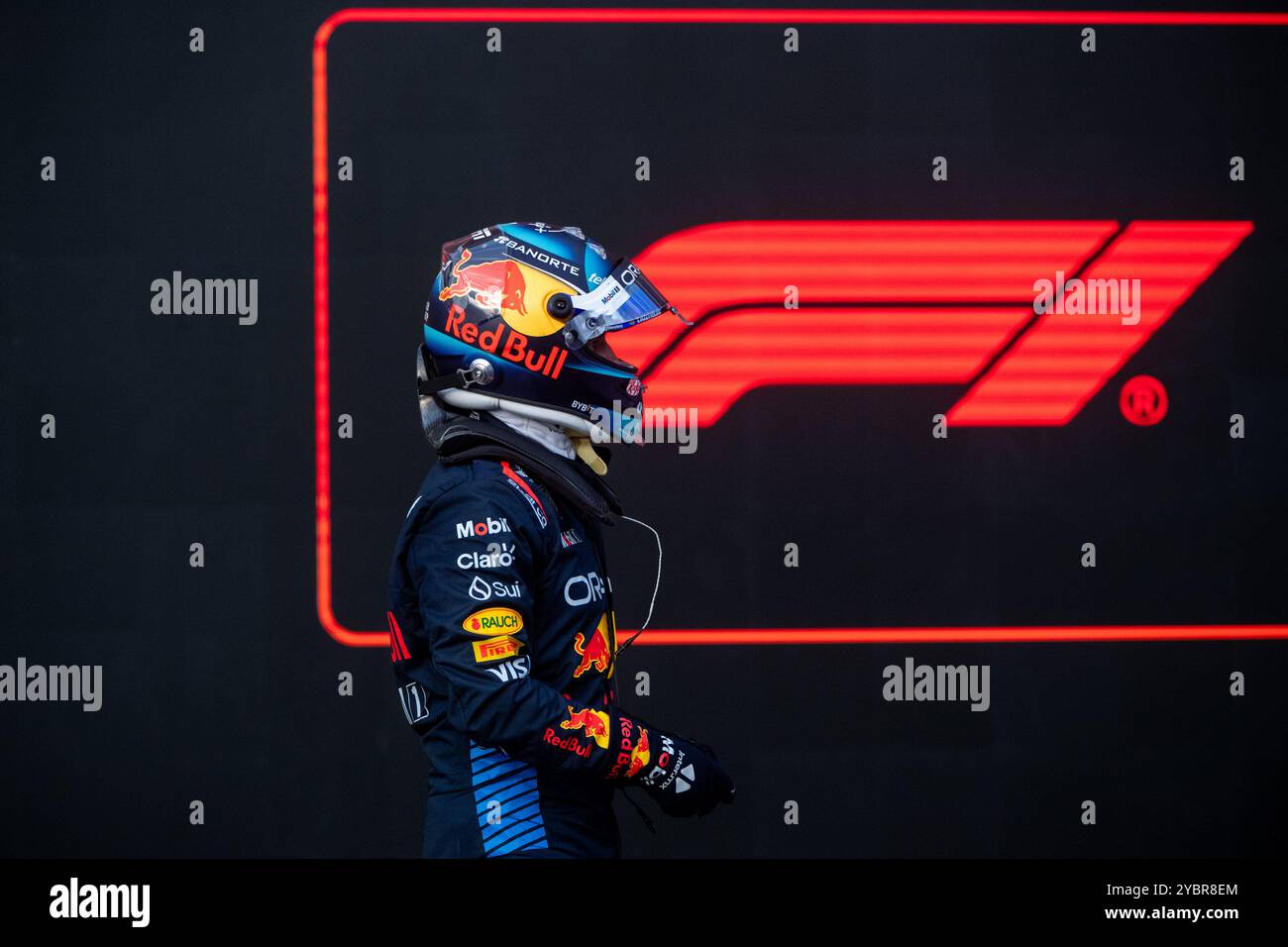 Sergio Checo Perez (Oracle Red Bull Racing, Mexiko, #11) unzufrieden vor F1 Logo, USA, Formel 1 Weltmeisterschaft, Pirelli Grand Prix der Vereinigten Staaten von Amerika, Circuit of the Americas Austin, Qualifying, 19.10.2024  Foto: Eibner-Pressefoto/Michael Memmler Stock Photo