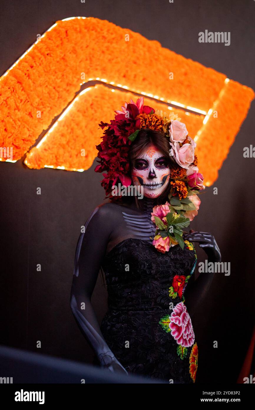 La Catrina Calavera / Dias de los Muertos Kuenstlerin vor F1 Logo aus Cempasuchil Blumen, MEX, Formel 1 Weltmeisterschaft, Grand Prix von Mexiko City, Autodromo Hermanos Rodriguez, Media Day, 24.10.2024  Foto: Eibner-Pressefoto/Michael Memmler Stock Photo