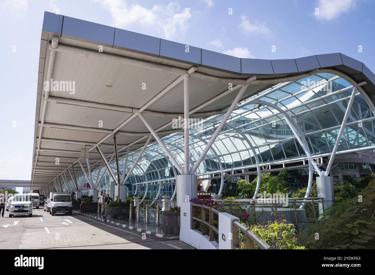 25.07.2023, Denpasar, Bali, Indonesia, Asia, Exterior view of the departure level of the airport terminal at Ngurah Rai International Airport with acc Stock Photo