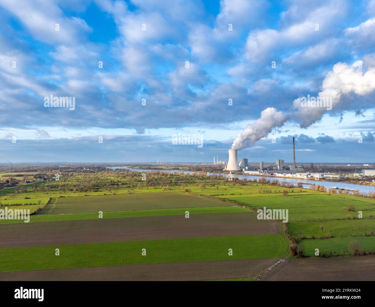 The STEAG coal-fired power plant Duisburg-Walsum, on the site of the former Walsum colliery, on the Rhine, unit 10 in operation, 181 meter high coolin Stock Photo