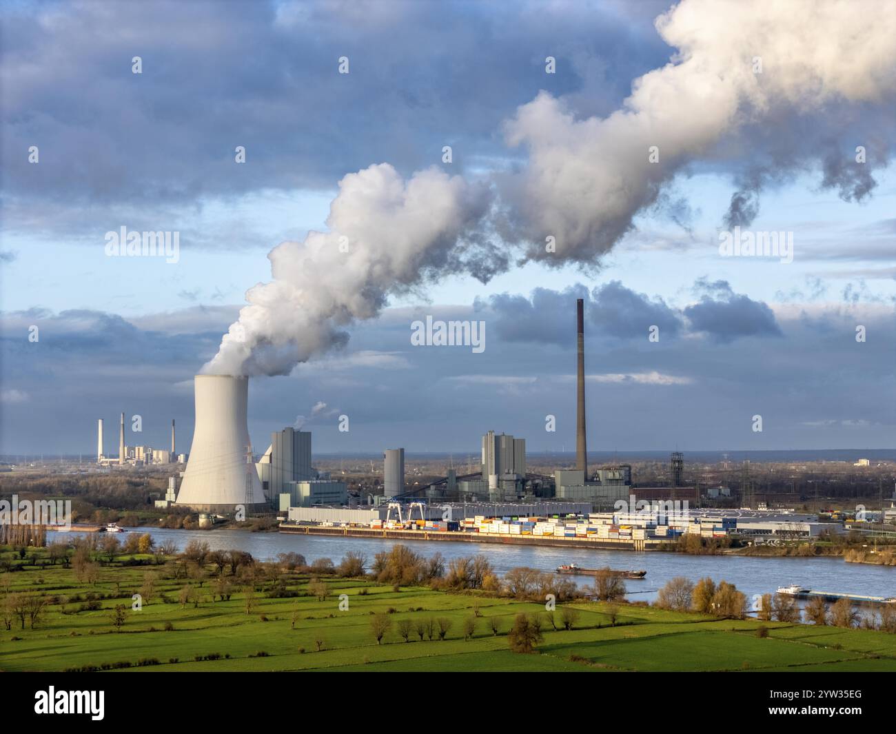 The STEAG coal-fired power plant Duisburg-Walsum, on the site of the former Walsum colliery, on the Rhine, Block 10 in operation, 181 metre high cooli Stock Photo