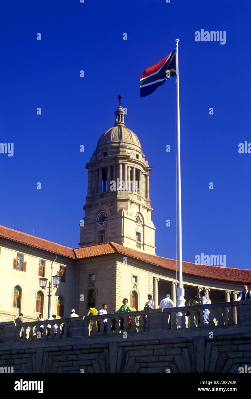 SOUTH AFRICAN FLAG FLYING ON FLAGPOLE WEST WING TERRACE UNION BUILDINGS (©HERBERT BAKER 1909) PRETORIA GAUTENG WITWATERSRAND TRANSVAAL SOUTH AFRICA Stock Photo