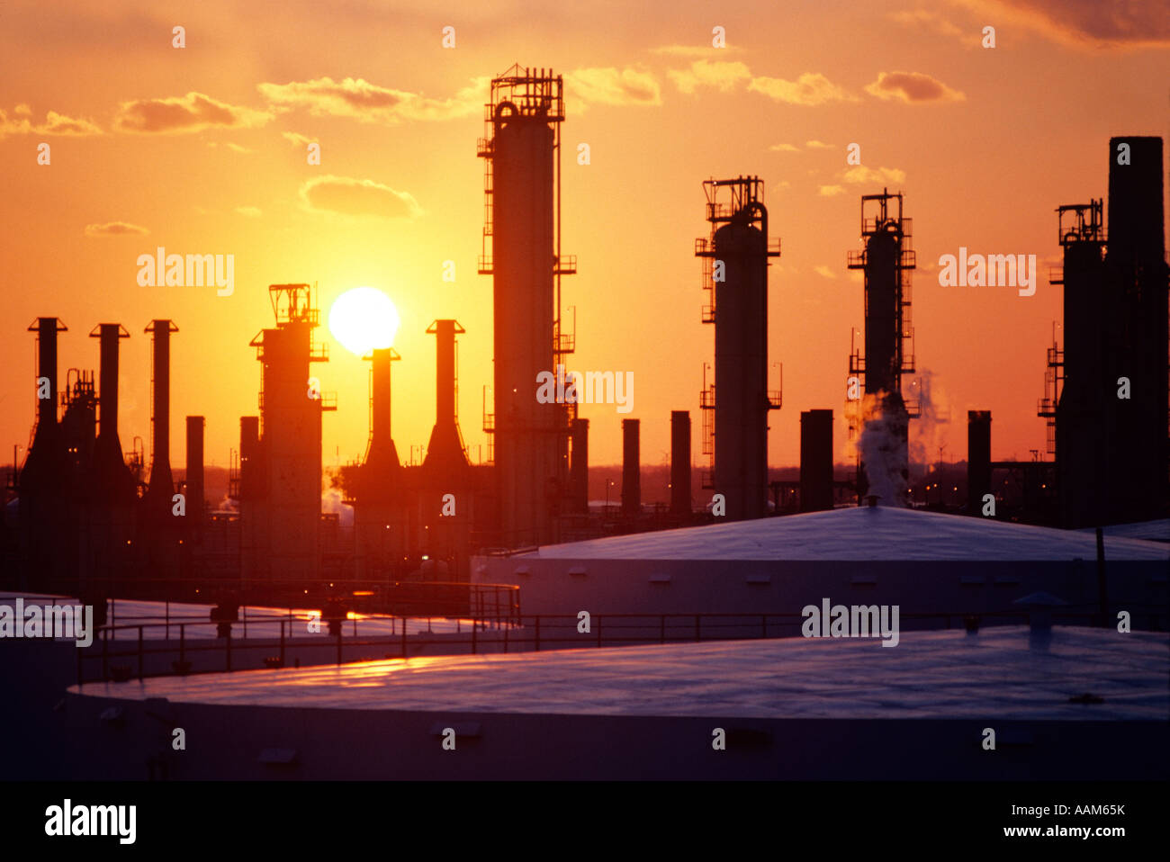 1980s OIL REFINERIES AT SUNSET Stock Photo