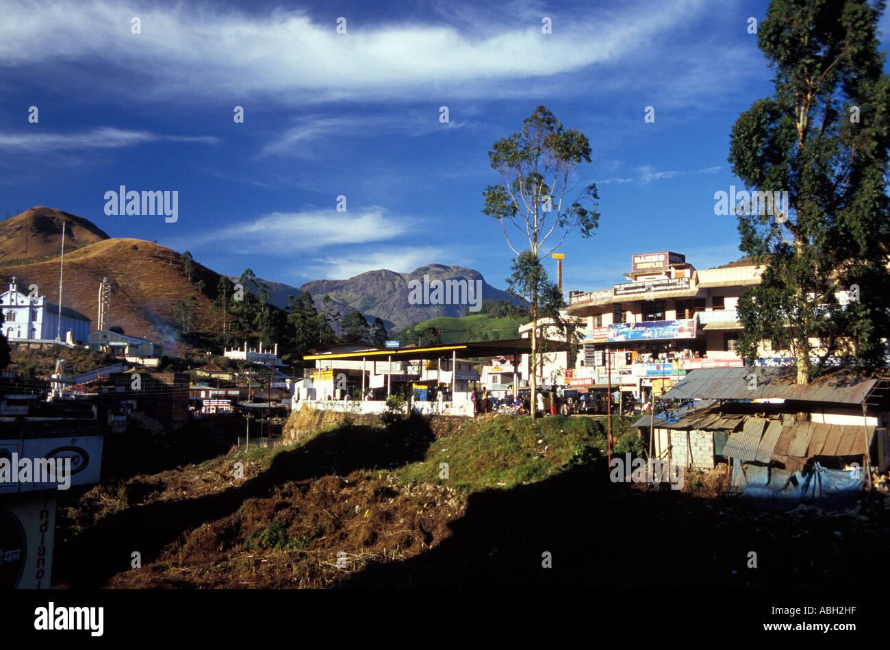 Downtown Munnar with Anamudi (2695m) mountain in background, Kerala, South India Stock Photo